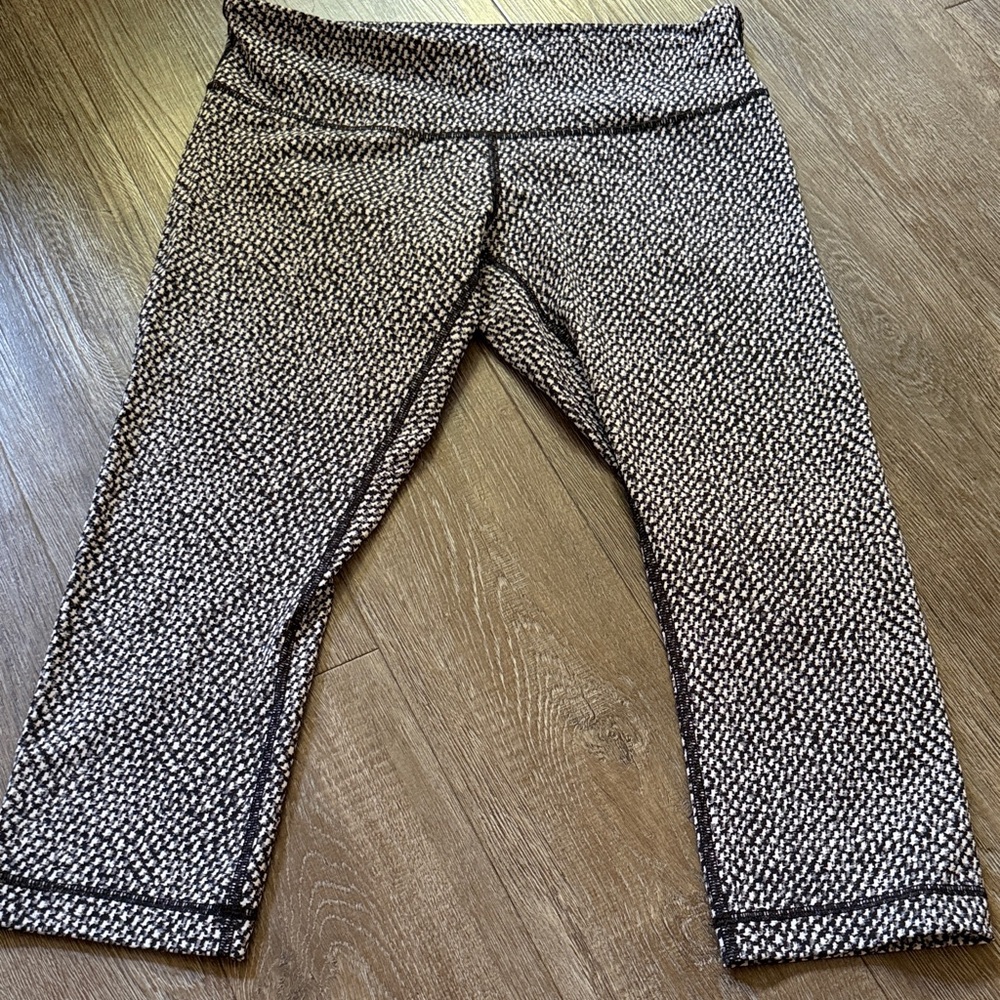 Lululemon Capri leggings Black and White Patterned Leggings size 10 21"